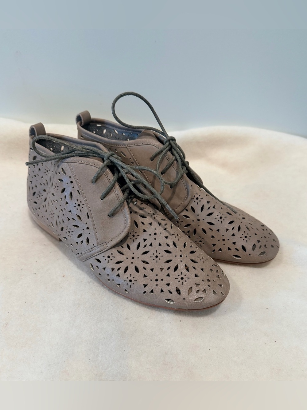 Crown Vintage Women’s Laser-Cut Lace-Up Ankle Booties in Taupe Size 8